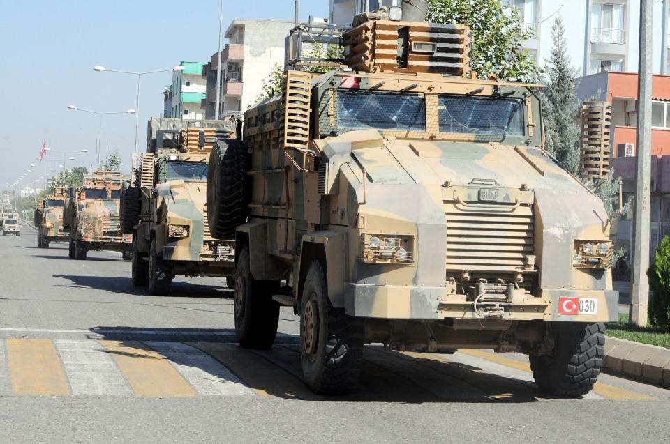 <p><strong>MEDYA ORDUSU TAKİP EDİYOR</strong></p>
<p>'Barış Pınarı Harekatı'nın başlamasının ardından Suriye sınırına gazeteciler akın etti. Sınır hattındaki Akçakale'de kamp kuran, yerli- yabancı yüzlerce gazeteci, Türkiye'nin kara harekatı düzenlediği ve zırhlı birliklerin ilerlediği Suriye'nin Tel Abyad kentini gören hakim tepede konuşlandı. </p>