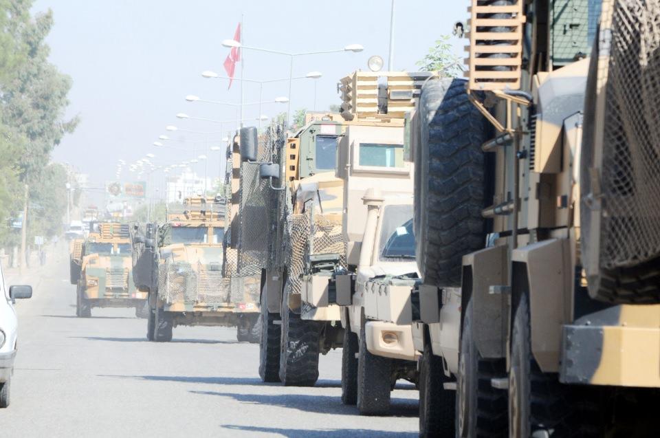 <p>Öte yandan askerlerin geçişinin ardından sınır hattında toplanan, aralarında Akçakale Belediye Başkanı Mehmet Yalçınkaya'nın da bulunduğu kalabalık, askerler lehine sloganlar attı.</p>
<p> </p>