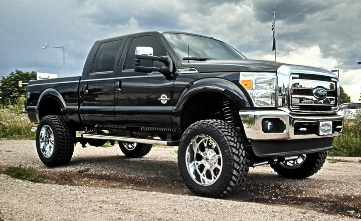 <p><strong>24. Ford F-250 Super Duty</strong><br />
<br />
F-150 modeline benzeyen ama daha büyüğü olan F-250 Super Duty, arkasında bir şeyler çekmekte harikadır. Bu kamyonetin her özelliği yoğun kullanım için tasarlanmıştır, kasasından tut her gün ağır yükler taşımayı kaldırabilecek motorlarına kadar. Daha işin başından bu kamyonetlerin uzun ömürlü olması gerekiyordu, o yüzden de bu modellerin 400.000 kilometreye ulaşmasına şaşmamalı.</p>