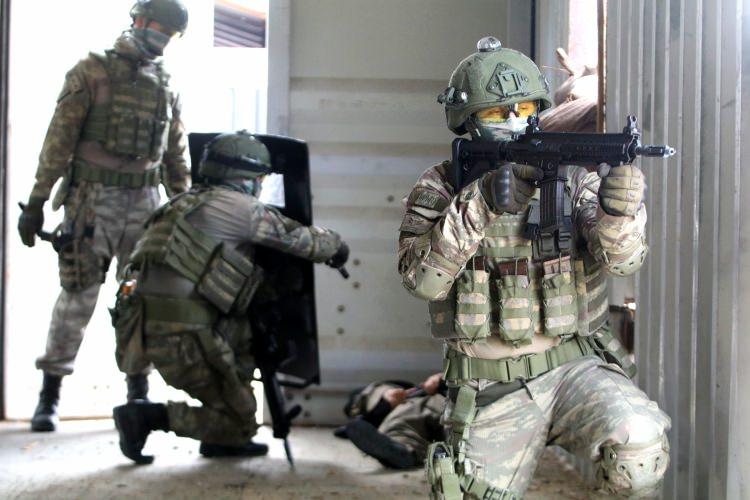 <p>Yerli silah MPT 55 ve KNT 76<br />
Komandolar, meskun mahalle baskını ve atış eğitimlerinde yerli silah MPT 55 ve KNT 76 silahlarını kullanıyor. </p>