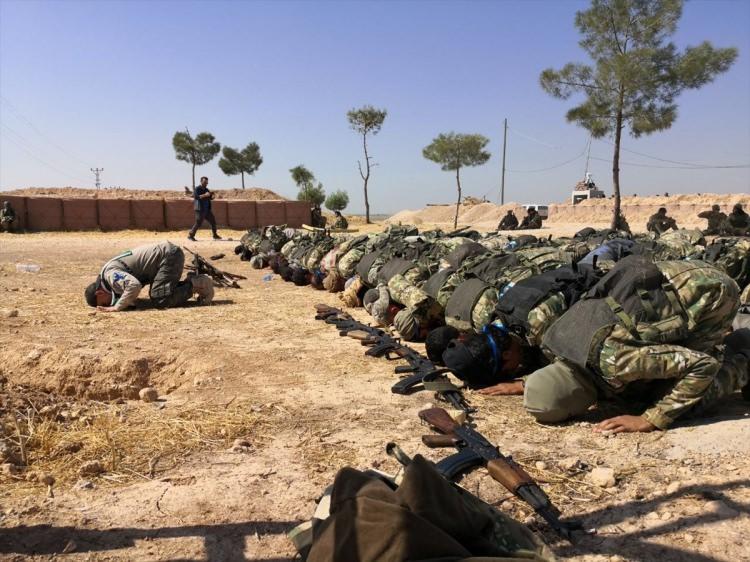 <p>Türk Silahlı Kuvvetlerinin (TSK) terör örgütlerine yönelik başlattığı harekat kapsamında, SMO unsurları Şanlıurfa'nın Akçakale ilçesinden Fırat Nehri'nin doğusunda YPG/PKK'lı teröristlerin işgalindeki bölgelere girdi. SMO mensupları harekat öncesi namaz kıldı.</p>
