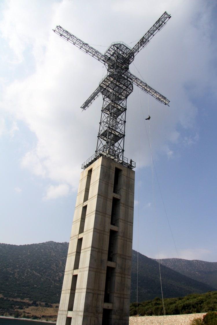 <p>Yine helikopter içerisinde mavi berelilere öğretmenleri tarafından uzun menzilli silahlarla atış eğitimi veriliyor. </p>