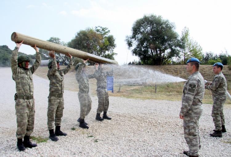 <p>Üzerlerinden geçen binlerce merminin altında sürünerek ilerleyen komandoların bu zorlu eğitiminde alana döşenmiş patlayıcılar da geçiş anında yüksek bir sesle patlıyor.</p>