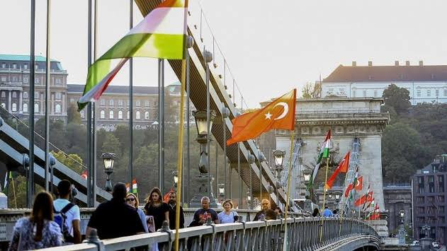 <p><strong>Macaristan</strong>: AB üyesi 28 ülkenin imzası ile yayımlanması planlanan kınama bildirisi, Macaristan'ın veto etmesi nedeniyle gecikti. Macaristan, vetosuna gerekçe olarak "ülkeler sınırlarını savunabilir" dedi.</p>