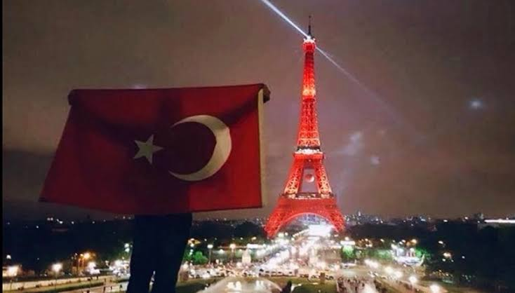 <p><strong>Fransa:</strong> Türkiye'nin Kuzeydoğu Suriye'deki saldırısı tehlikeli. 5 yıldır savaştığımız DEAŞ'a fayda sağlıyor. Durdurulmalı.</p>