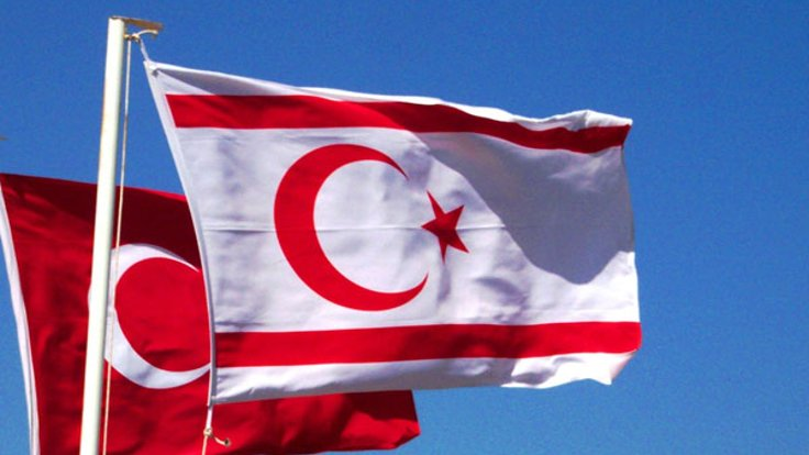 <p>KKTC Başbakanı Ersin Tatar, Barış Pınarı Harekatı’na ilişkin yaptığı açıklamada, “Anavatan Türkiye’nin kendisine ve dünya barışına yönelik terör tehdidini ortadan kaldırmak, Suriye’de güvenli bölge oluşturmak için düzenlediği ‘Barış Pınarı’ askeri harekatı başlamıştır. Kıbrıs Türk halkı daima olduğu gibi Türkiye’mizin yanındadır. Dualarımız Mehmetçiğimiz, ordumuz içindir. Biz başarılı olunacağından Suriye’nin toprak bütünlüğü sağlanarak bölgeye barışın getirileceğinden eminiz. Allah, Türkiye’mizin yardımcısı olsun” ifadelerini kullandı.</p>