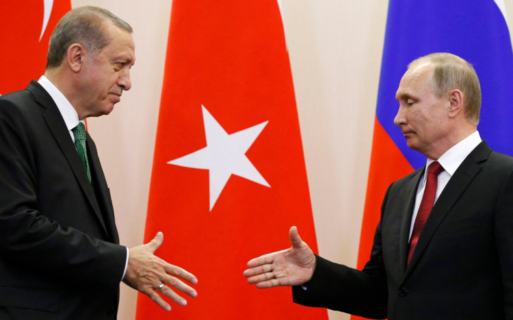 <p>RUSYA: TARAFSIZ</p>

<p>Rusya Barış Pınarı Harekatı’nda taraf olmayacağını açıkladı. Rus senatör Vladimir Cabarov, Rusya’nın Türkiye ve Suriye arasındaki çatışmaya dahil olmayacağını, Rus ordusunun Suriye’deki başka bir amaç için bulunduğunu söyledi</p>
