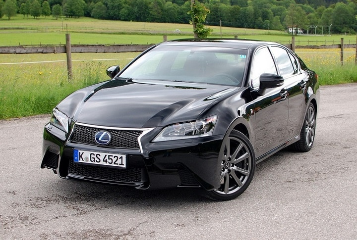 <p><strong>11. Lexus ES 350/450 ￼</strong></p>

<p>Bu Lexus modelinin ortalama tasarımı ve pek de etkileyici olmayan performansı yüzünden sıkıcı olduğunu düşünüyor olabilirsin ama ES 350/450 bunu uzun ömrüyle telafi etmeyi başarıyor. Bu otomobillerin yapım kalitesi gerçekten de yerinde, bunu da araçları 400.000 kilometreyi geçmiş olmasına rağmen memnuniyetle sürmeye devam eden mutlu mesut sahiplerinden görebiliyoruz.</p>
