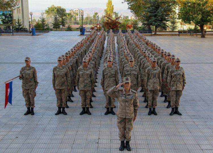 <p>Jandarma ve Sahil Güvenlik Akademisinde kadın astsubayları yetiştirmek üzere görev yapan Jandarma Teğmen Özlem Gören, kadın astsubay adayları hakkında bilgiler verdi.</p>
