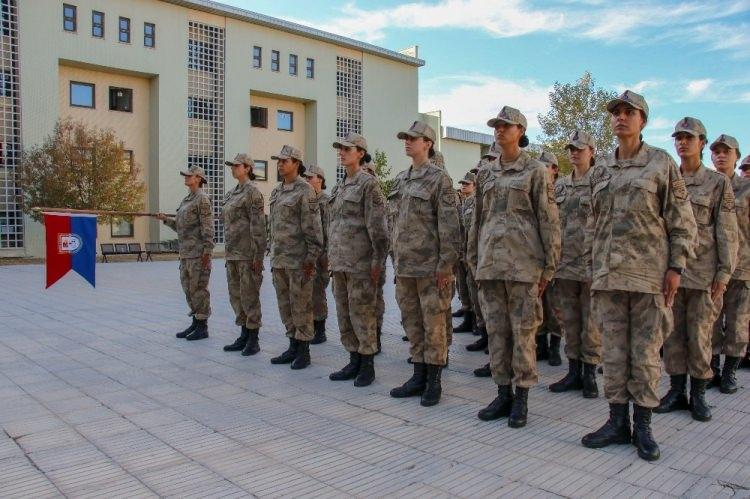 <p>Kadın astsubay adaylarının eğitimlerde yaşadıkları zorluklara değinen Jandarma Teğmen Özlem Gören, “Akademiye ilk başladıklarında tıpkı erkek adaylar gibi intibak eğitimi döneminde sivil yaşamdan farklı bir ortama geldiklerinden dolayı bir takım zorluklar yaşayabiliyorlar.</p>
