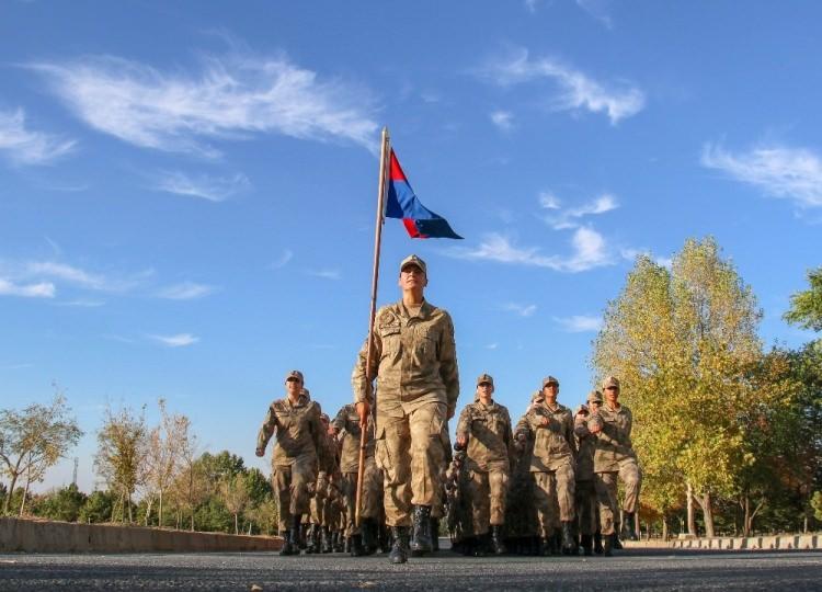 <p>Bu ilk alışma evresini atlattıktan sonra adaylarımızı fiziksel ve psikolojik açıdan güçlendirecek gerekli bütün eğitimler veriliyor.</p>
