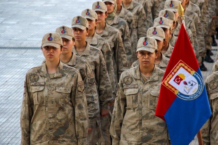 <p>Eğer sevdiğiniz, inandığınız ve kendinizi adadığınız bir işi yapıyorsanız hiçbir şey zor gelmez. Jandarma bir meslekten çok daha fazlası, kimilerine göre yaşamın bir parçasıyken bize göre yaşamın ta kendisi” ifadelerini kullandı. “</p>
