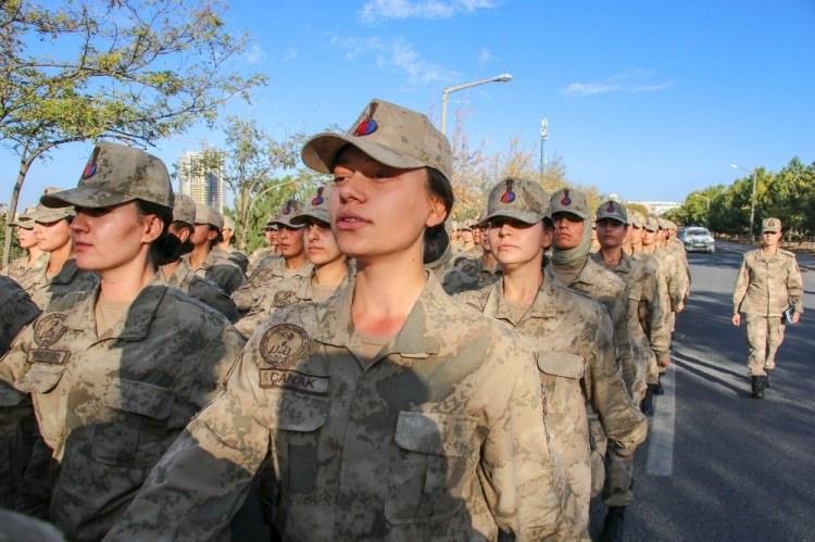 <p><strong>“Biz, tarihten ilham alarak geleceğe yön veren kadınlarız” </strong></p>

<p>Kadın astsubayların her koşulda ve her bölgede görev yaptığını aktaran Jandarma Teğmen Gören, “Biz, tarihten ilham alarak geleceğe yön veren kadınlarız. Bayrağımızın gölgesinde, kanunların izinde milletimize hizmet etmek için her yerdeyiz.</p>
