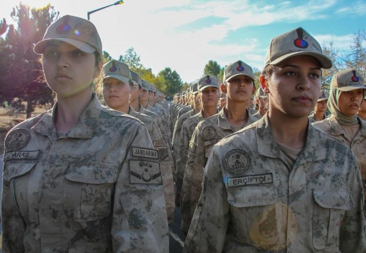 <p>Eğitimlerin standart olduğundan bahseden Teğmen Gören, “Bir aylık intibak eğitimine müteakiben temel eğitim safhasını tamamlayan öğrenciler akademik eğitimden geçerler ve sonra İzmir Foça’da 8 haftalık terörle mücadele kursu görürler.</p>