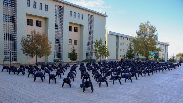 <p>Bu kursun ardından iç güvenlik birliklerine staja gönderilir. Öğrenciler, bizzat aldıkları eğitimleri ve uygulamaları yerinde görürler.Bir yıllık eğitimlerin sonunda da astsubay çavuş rütbesiyle mezun olurlar” şeklinde konuştu.</p>