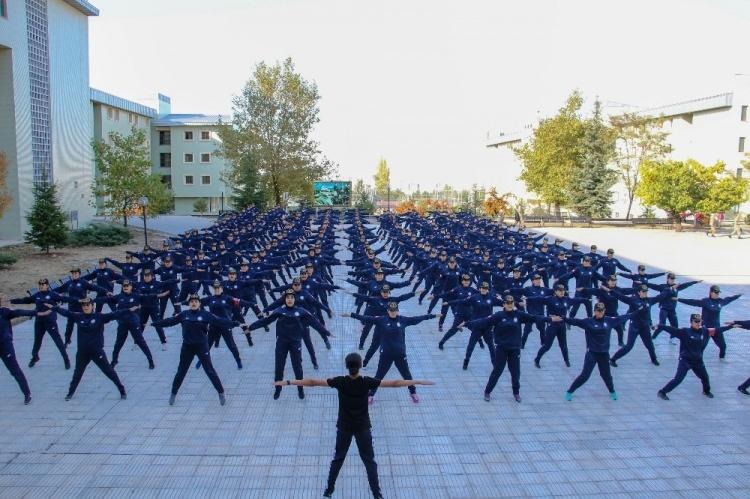 <p><strong>“Bizim mesleğimizde isimlerin bir önemi yoktur” </strong></p>
<p>Kadın ve erkek astsubay adaylarının aldıkları eğitimlerde farklılık olmadığını ve mesleklerinde isimlerin bir öneminin olmadığını kaydeden Gören, “Bizim mesleğimizde isimlerin bir önemi yoktur. Yiğit Mehmetler olduğu kadar yiğit Ayşeler de vardır bu teşkilatta, astsubaylarımızın aldıkları eğitimler arasında kadın - erkek diye bir ayrım asla söz konusu değildir. Kahramanlığın cinsiyeti olmaz” ifadelerini aktardı.</p>