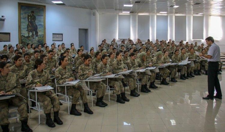 <p><strong>“Teşkilatımızdaki kadın personel sayısı her yıl daha da artmaktadır”</strong></p>
<p>Jandarma teşkilatındaki kadın personel sayısının her yıl arttığını bildiren Gören, “Jandarma Genel Komutanlığı her yıl subay ve astsubay alımlarında toplamın yüzde 10’u oranında kadın personel alımı yapmaktadır.</p>