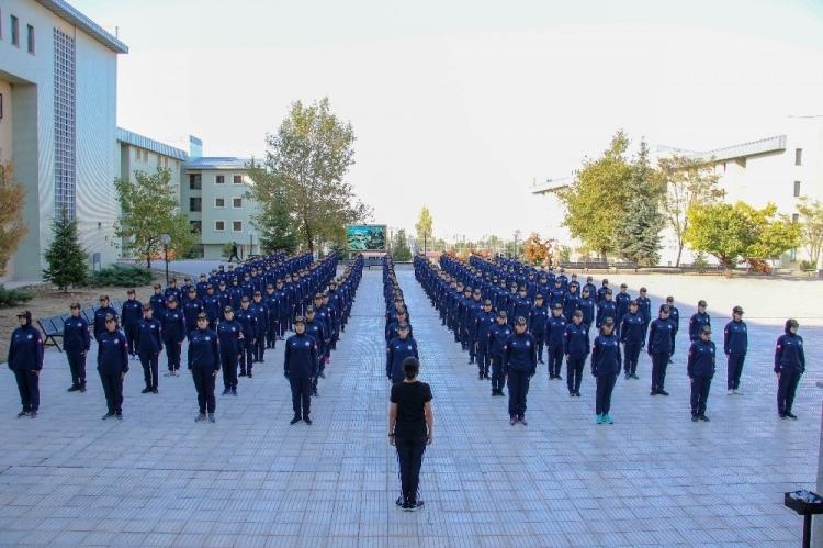 <p>Teşkilatımızdaki kadın personel sayısı her yıl daha da artmaktadır. Bu hayatı yaşamak isteyen, bu haklı gururu tatmak isteyen ve teşkilatlarımızda yer almak isteyen herkes Jandarma ve Sahil Güvenlik Akademisi’nin açmış olduğu sınavlara başvurabilirler” ifadelerini kaydetti.</p>