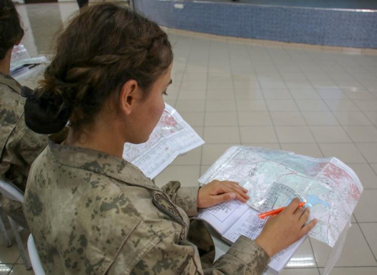 <p>Fırat’ın doğusunda başlatılan “Barış Pınarı Harekatı”nda görev verildiği taktirde hazır olduklarını vurgulayan Jandarma Teğmen Özlem Gören, şunları aktardı:</p>