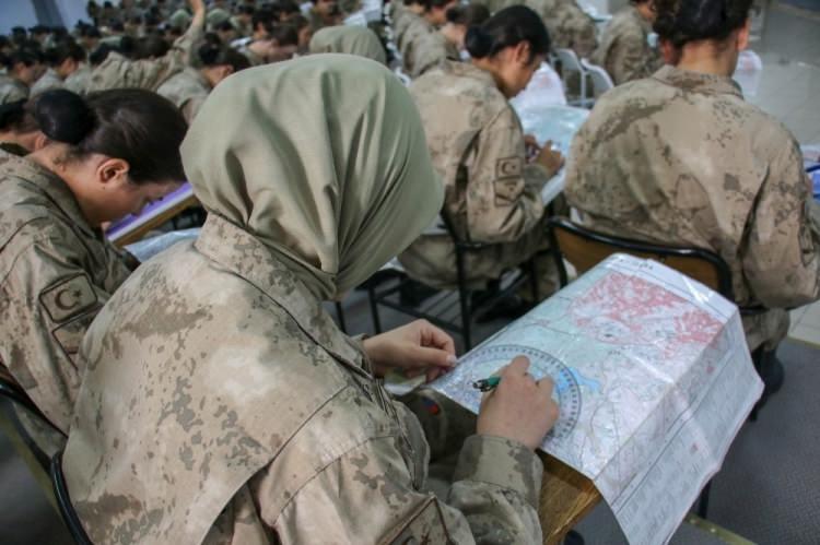 <p>Bedenimiz burada olsa da ruhumuz ve dualarımız Barış Pınarı Harekatında, şu an sınır ötesinde bu harekatta görev yapan kıymetli komutanlarım ve değerli silah arkadaşlarım unutmasınlar ki; sizler bu yüce devletin ve kahraman milletin düşmanı gören gözü, tetiği çeken eli, bükülmez bileği, üzüntüsü, neşesi ama her daim gururusunuz. Allah bu gurura layık olarak zaferi ülkemize muzaffer kılsın.”</p>