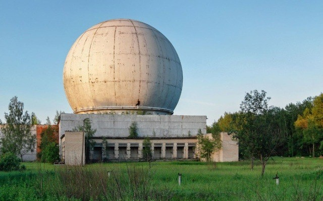 <p>Naro-Fominsk'deki eski bir antibiyotik-füze sisteminin bir parçası olan bir radar anteninin dev bir kubbesi.</p>
