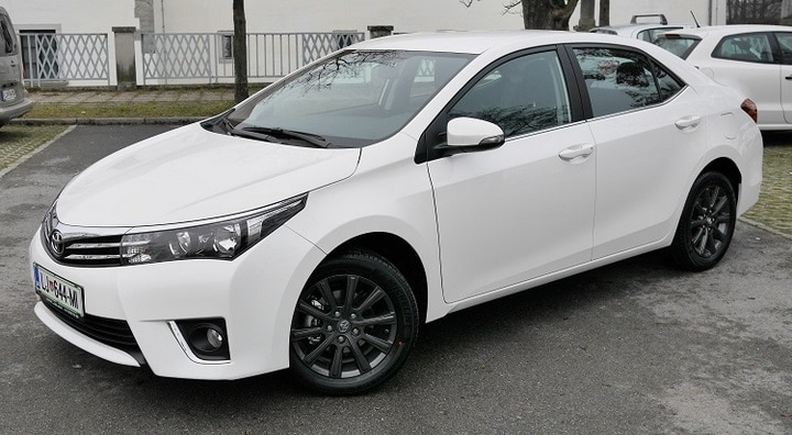 <p><strong>32. Toyota Corolla</strong><br />
<br />
Özellikle 1989 yılı civarındaki eski Corolla modelleri, Japonya’dan çıkan en dayanıklı araç modelleri arasında sayılırdı. Bu küçük sedanların 400.000 km’yi kolaylıkla aştıkları birçok örnek mevcut. Geniş bir kaliteli motor yelpazesinin de buna katkısı büyük. Bu modelin Japonya, Avrupa veya Amerika versiyonunu mu aldığınız hiç fark etmez, Toyota Corolla’lar uzun dayansın diye yapılmış arabalar.</p>

