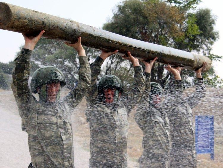 <p>Bu merkezdeki eğitimlerle komandoların, cesaret ve öz güvenlerinin gelişmesi, muharebe stresine alışması, yükseklik korkusunu yenmesi, güçlü bir iletişimin yanı sıra dağcılık yeteneklerinin geliştirilmesi amaçlanıyor.</p>