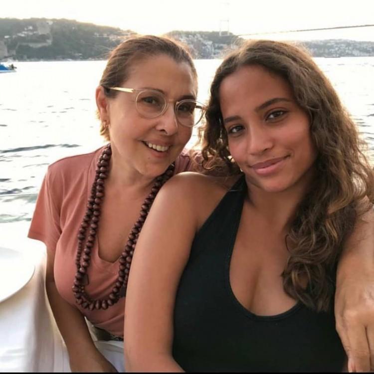 <p><strong>Yurt dışında okuyan Ayşe Nazlı, koronavirüs nedeniyle yaşanan pandemiden dolayı annesi Nilüfer'le uzun süre görüşemedi. </strong></p>