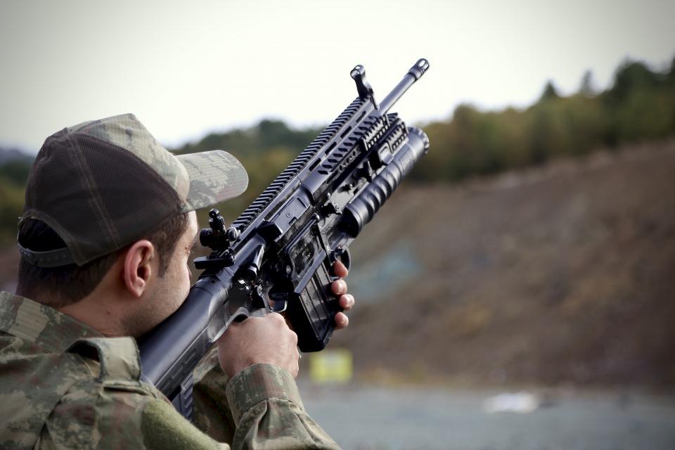 <p>MPT-76'nın altına takılabilecek şekilde tasarlanan 1,5 kilogram ağırlığındaki bomba atar, sürekli taşımaya uygun hafif tasarımıyla Mehmetçik'e yük de olmayacak.</p>
<p> </p>