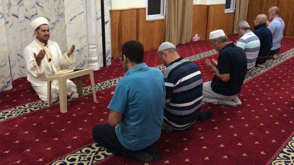 <p> Mersin'in Merkez Mezitli İlçesindeki Konuş Cami'nde de sabah namazı öncesi İmam Hatip Abdullah Ay tarafından Fetih Suresi okundu, dua edildi.</p>