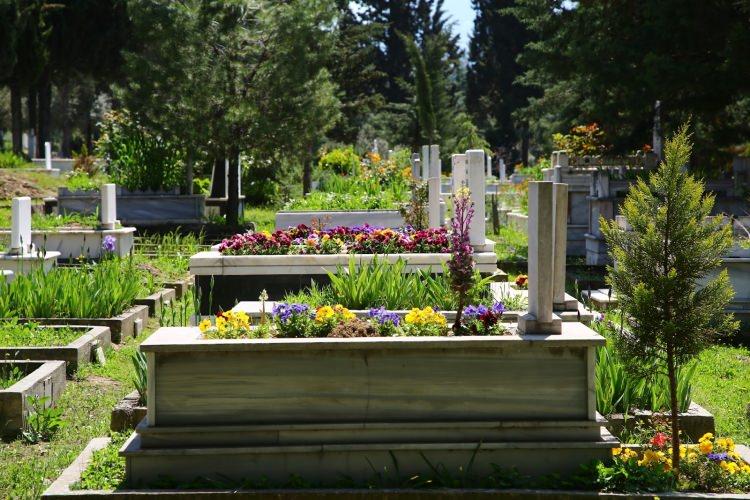 <p><strong>- ÖLÜMÜ HATIRLAMAK İÇİN SIK SIK KABİR ZİYARETİNDE BULUNURDU</strong></p>
<p>Peygamber Efendimiz (SAV), ölümü unutmamak için kabir ziyaretlerine ayrı bir önem verirdi.</p>
<p><span style="color:#800080"><em><strong>“Kabirleri ziyaret etmek isteyen ziyaret etsin. Çünkü kabir ziyareti bize âhireti hatırlatır” </strong></em></span>(Tirmizî, Cenâiz 60; Ebû Dâvûd, Cenâiz 77)</p>