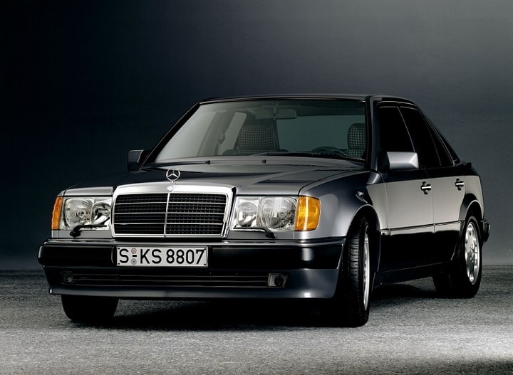 <p><strong>20. Mercedes-Benz E Class W124</strong><br />
<br />
Mercedes Benz W124 E Class modeli, W123 modelinin efsane dizel motorlarının güncellenmiş sürümlerini kullanıyor. Elbette bu Mercedes modeli de en güvenilir ve dayanıklı modellerden biri olarak ün kazandı. Doğru düzgün bakım aldığı sürece 400.000 kilometreye ulaşmaları gayet de mümkün, hatta bu araçların çok daha uzun süre dayandığı da biliniyor.</p>
