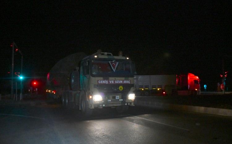 <p>Türk Silahlı Kuvvetleri (TSK) tarafından Suriye sınırındaki askeri birliklere zırhlı araç ve iş makinesi takviyesi yapıldı.</p>
