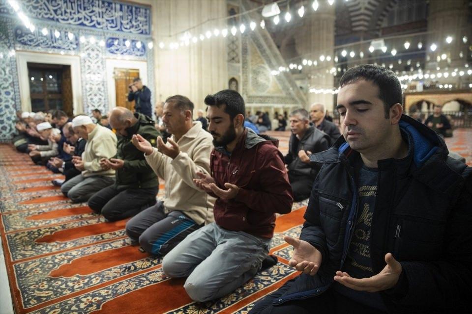 <p>Türkiye'nin güney sınırında oluşturulmaya çalışılan terör koridorunu yok etmek, bölgeye barış ve huzuru getirmek amacıyla başlatılan Barış Pınarı Harekatı'nın zaferle sonuçlanması için Selimiye Camisi'nde Fetih suresi okundu.</p>
<p> </p>