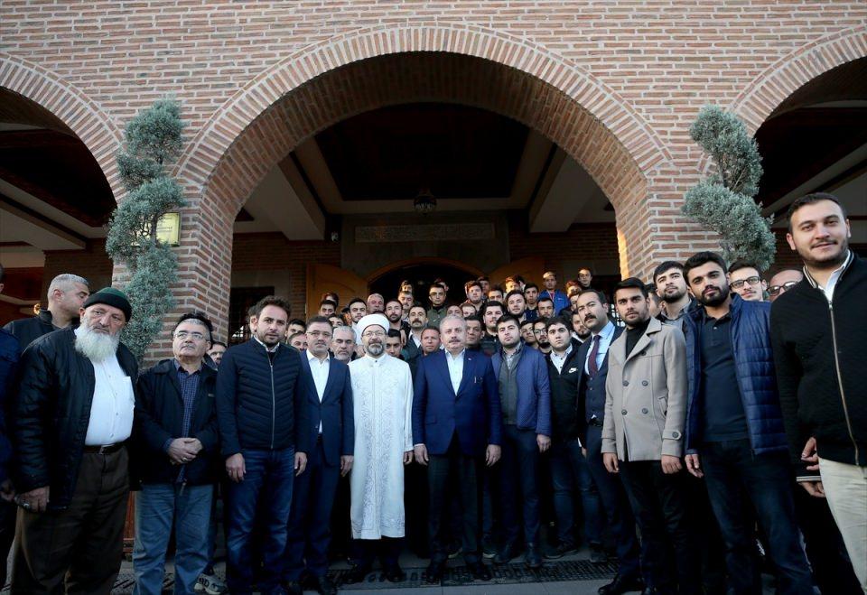<p>TBMM Başkanı Mustafa Şentop ve Diyanet İşleri Başkanı Prof. Dr. Ali Erbaş'ın da katılımlarıyla, Barış Pınarı Harekatı'nın zaferle sonuçlanması için, Hacı Bayram Veli Camisi’nde sabah namazı öncesi Fetih Suresi okunup dualar edildi. Şentop ve Erbaş, namaz sonrası cami çıkışında vatandaşlarla hatıra fotoğrafı çektirdi.</p>

<p> </p>
