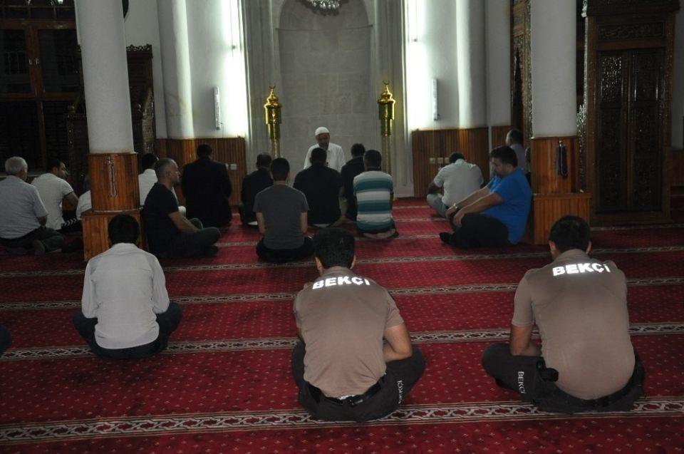 <p>Adana’nın Ceyhan ilçesinde Barış Pınarı Harekatı’na destek için sabah namazı öncesi Fetih Suresi okundu, dualar edildi.</p>
