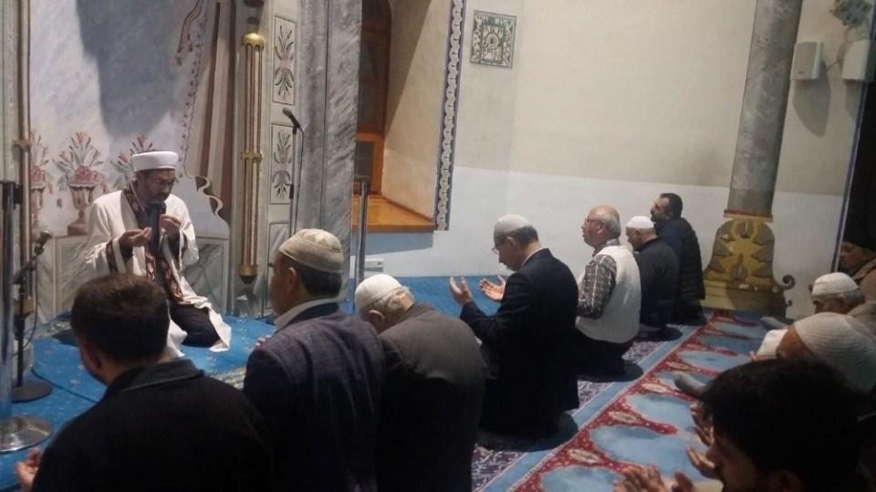 <p> ’Barış Pınarı Harekatı’nın zaferle sonuçlanması için Kütahya’da da sabah namazı öncesi tüm camilerde Fetih suresi okundu ve dua edildi.</p>