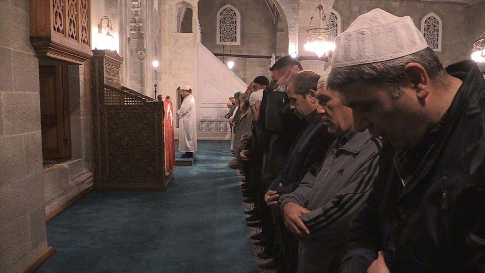 <p>Türkiye'nin güney sınırında oluşturulmaya çalışılan terör koridorunu yok etmek, bölgeye barış ve huzuru getirmek amacıyla başlatılan Barış Pınarı Harekatı'nın zaferle sonuçlanması için Erzurum'un Yakutiye ilçesindeki Lalapaşa Camisi'nde Fetih Suresi okunarak dualar edildi.</p>
<p> </p>