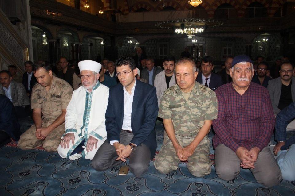 <p>Elazığ’da ‘Barış Pınarı Harekatı’nın zaferle sonuçlanması içim tüm camilerde sabah namazı sonrasında Fetih suresi okundu.</p>
