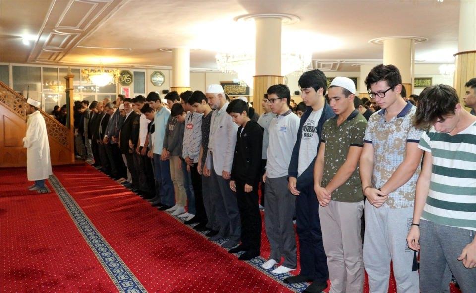 <p>Türk Silahlı Kuvvetleri’nin (TSK) Fırat’ın doğusuna yönelik başlattığı Barış Pınarı Harekatı’nın zaferle sonuçlanması için Kestanepazarı Öğrenci Yetiştirme Derneği’nin İzmir Hatay semtindeki Eğitim Kampüsü’nde yer alan Tanınmış Mescidi’nde sabah namazı sonrası Fetih suresi okundu.</p>

<p> </p>
