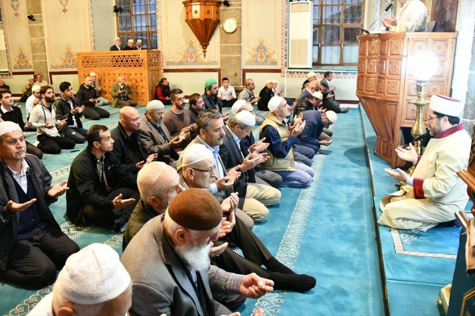 <p>Türkiye'nin güney sınırında oluşturulmaya çalışılan terör koridorunu yok etmek, bölgeye barış ve huzuru getirmek amacıyla başlatılan Barış Pınarı Harekatı'nın zaferle sonuçlanması için Samsun Büyük Cami'nde Fetih Suresi okundu. Vali Osman Kaymak da Türk Silahlı Kuvvetleri'nin başlattığı Barış Pınarı Harekatı'nın zaferle sonuçlanması için Fetih Suresi'ni cemaatle birlikte dinleyip, Mehmetçik için dua etti.</p>
<p> </p>