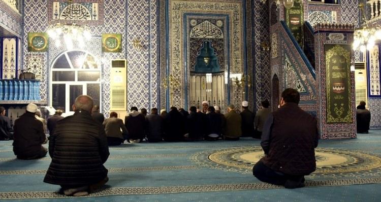 <p>Barış Pınarı Harekâtının zaferle sonuçlanması için sabah namazı öncesi Bayburt’taki camilerde Fetih suresi okunup, dualar edildi.</p>