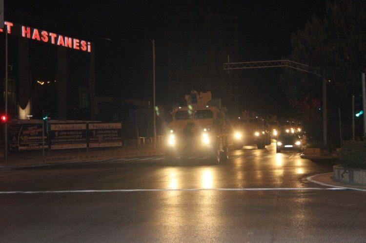 <div>Hatay istikametinden gelen toplam 110 araçlık askeri konvoy, Kilis’in Elbeyli ilçesi üzerinden Suriye’ye geçiş yaptı. </div>
