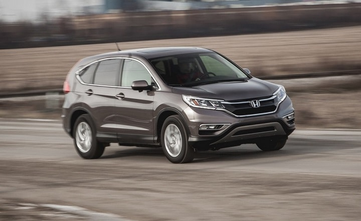 <p><strong>29. Honda CR-V</strong><br />
<br />
Honda’nın bu kompakt crossover modeli oldu olası yararlı özelliklerle doluydu ve dayanıklı motorları vardı. Akla gelen örneklerden biri bu arabanın önceki modellerinde bulunan 2.4 litrelik dört silindir. Honda CR-V lüks bir araba değil, özellikle de dış tasarımı. Ancak kimse bu arabaların kilometre sayaçlarının yüz binlere çıkabildiğini inkar edemez.</p>
