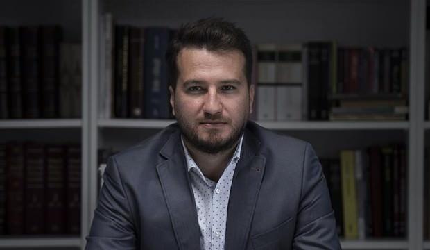 <p>Senarist Mehmet Bozdağ, "Mazlum ile zalim arasına sıkıştırılmış bu coğrafyaya bin yıl evvel ilbay olarak geldik. Dün zalimin dişlerini kırdık, bugün sökeceğiz. #BarisPinariHarekati kut getirsin, Allah ordumuzu muzaffer eylesin." paylaşımını yaptı.</p>
