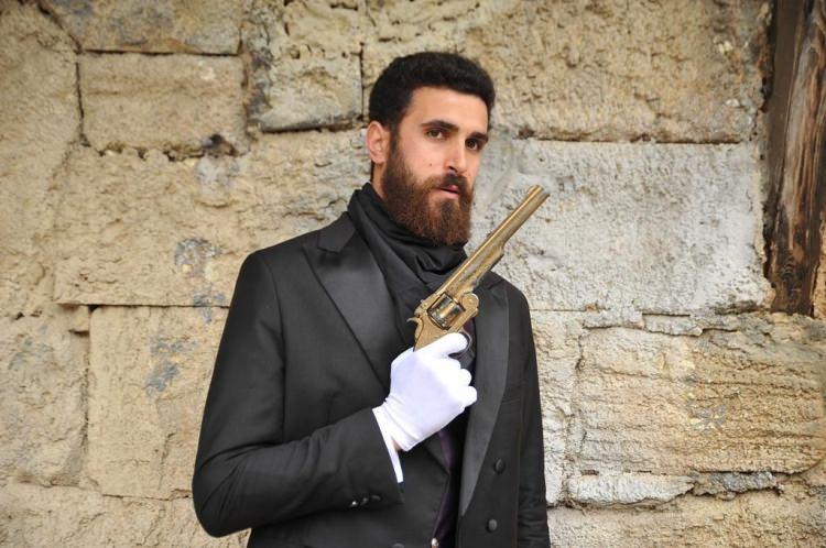 <p>Sultan Abdülhamid Han'ın hayatını anlattıldığı Payitaht Abdülhamid dizisinde de yer alan oyuncu 2015 yılında "Kıssalı Harikalar Kumpanyası" programında hem oyandı hem senaristlik yaptı. </p>
