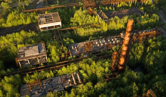 <p>Leningrad Bölgesi'nde tamamlanmamış ve terk edilmiş bir petrol rafinerisi </p>
