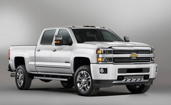 <p><strong>23. Chevrolet Silverado 2500HD</strong><br />
<br />
Ford ve Chevy arasındaki rekabet, ünlü performans arabaları sektörüyle sınırlı değildir. Chevrolet Silverado 2500HD de Chevy’nin ürettiği pek çok kamyonetten sadece biri, bunlar Ford’un F serisi modellerinin en büyük rakipleri. Bu iki marka şu an eşit pazar payına sahip ve Amerika’da kendilerine sadık hayran kitleleri oluşturmayı başarmışlar. Chevy Silverado 2500HD, yoğun kullanıma rağmen yoluna devam etmeyi başarabilecek olan sağlam bir kamyonet. Tıpkı F-250 Super Duty gibi bu kamyonetler de sıklıkla 400.000 kilometreyi geçebiliyor.</p>
