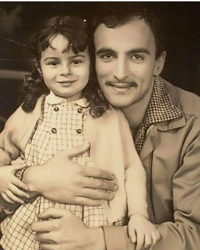 <p><strong>12 Eylül 1954 yılında İstanbul'da dünyaya gelen Zeynep Değirmencioğlu , 2 yaşından itibaren Türk sinemasında yer almıştır. Papatya filmiyle kamera karşısına geçen Demiroğlu, çocuk yıldızı olarak görülmeye başladı. </strong></p>

