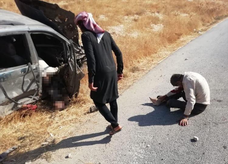 <p>Gandura-Münbiç otoyolunda seyreden sivillere ait araca TOW antitank füzesiyle saldıran teröristler, araçtaki aileden biri kadın 2 kişinin ölümüne, biri bebek 2 kişinin yaralanmasına neden oldu.</p>
<p> </p>